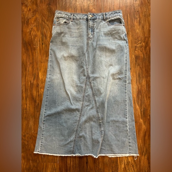 Long Denim Skirt With Pockets Frayed Hem Women’s Size 10 Y2K Fall - Picture 1 of 10